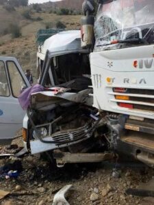 صور مرعبة:قتلى وجرحى بالعشرات في حادثة اصطدام شاحنة وسيارة للنقل السري