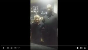 (+فيديو مؤثر )عائلة بأكادير تتلقى التعازي في ابنها الذي قتله “الفايسبوك في كرنفال بوجلود بالدراركة، وتفاجأ عند عودته بمنزل والديه تحول إلى مأتم