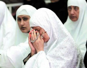 اعتقال كاتبة مدير ثانوية استغلت مقر مؤسسة عمومية للنصب على الراغبين في أداء مناسك الحج في 300 مليون