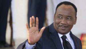 العدوي تستقبل “وديا” رئيس النيجر بعد هبوط اضطراري لطائرته بمطار اكادير