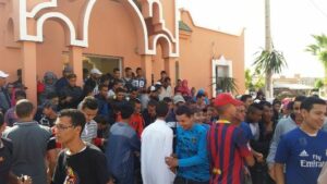 بالصور والفيديو:الاكتظاظ والنقل المدرسي يخرج سكان بسيدي بيبي للاحتجاج