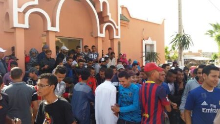 بالصور والفيديو:الاكتظاظ والنقل المدرسي يخرج سكان بسيدي بيبي للاحتجاج