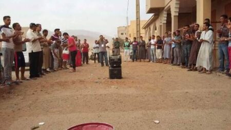 عااجل:ساكنة اولوز تنتفض أمام مقر المكتب الوطني للكهرباء وتطالب السلطات بالتدخل عااجل:ساكنة اولوز تنتفض أمام مقر المكتب الوطني للكهرباء وتطالب السلطات بالتدخل