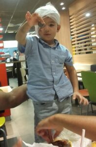 أكادير:صورة الطفل المعجزة الذي نجا من حادثة سير توفيت فيها والدته صاحبة محل تجميل بأكادير وجميع أفراد أسرته