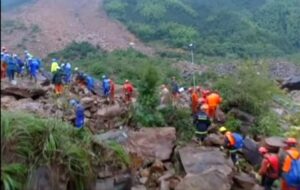 +فيديو مؤثر: فقدان عشرات الأشخاص، جراء انهيارات أرضية ناجمة عن الأمطار العاصفية.