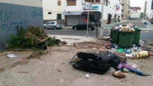 +صور: مواطنون يطالبون بنظافة حيهم بقلب مدينة أكادير.