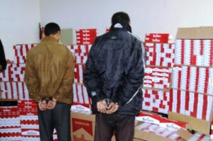 توقيف مطلوب للعدالة بأكادير على متن سيارة تحمل لوحة ترقيم مزورة وعلى متنها 30 ألف علبة سجائر و196 علبة معسل مهربة