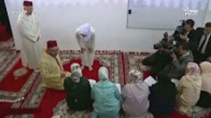 لقطة الملك الجميلة مع نساء محو الامية والتي أثارت إعجاب المغاربة