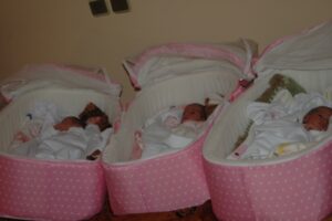 أب بالدشيرة يرزق بثلاثة بنات توائم،  يناشد مساعدة المحسنين