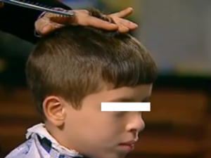 بالصور:معلمة تقص شعر تلميذ أمام أقرانه يثير ضجة كبيرة ويعجل بحضور السلطات الأمنية