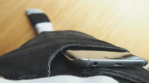 دراسة جديدة تحذر الرجال من وضع الهاتف في الجيب