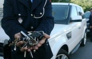 رجال أعمال ونافذون يقودون سيارات مسروقة