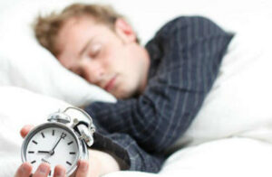 شاب يبتكر منبها يوقظك بطريقة عجيبة!