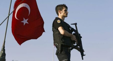 عااجل:مقتل 8 أشخاص في هجوم بسيارة ملغومة على مركز للشرطة بتركيا
