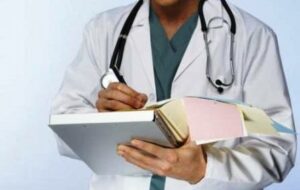 “بزناس” انتحل صفة طبيب ميت لترويج القرقوبي بطريقة قانونية