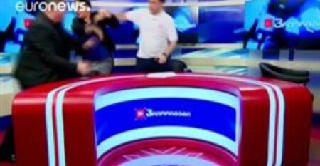 إصابة مذيعة بالرعب بعد مشاجرة ضيفيها على الهواء إصابة مذيعة بالرعب بعد مشاجرة ضيفيها على الهواء