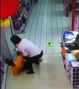 (+فيديو)رجل يقتل طفله بالخطأ بعدما سقط فوقه