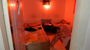 اعتقال الرأس المدبر لشبكة للدعارة الراقية يملك أربعين شقة وإليكم التفاصيل