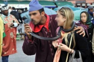 معطيات مثيرة عن مرشد سياحي مزيف “شرمل” مؤخرة سائحة أجنبية بسكين بعد أن تحرش بها