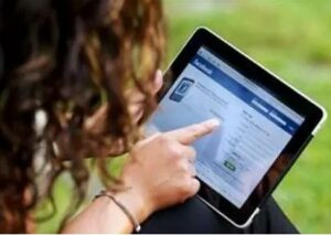 صفحات في “الفايس” تحبس أنفاس التلميذات  بعد نشر صورهن في وضعيات حميمية