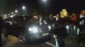 مواطنون يحاصرون سيارة الملك محمد السادس بكورنيش عين الذياب