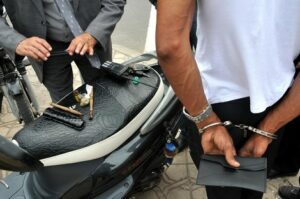 أمن تارودانت يوقف خمسينيا يروج المخدرات ويحجز كمية مهمة من “الحشيش” و”الكيف” وأسلحة بيضاء