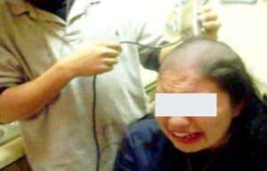تاجر ثري يقص شعر زوجته بالقوة وهذه هي التفاصيل