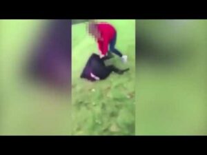 +فيديو: فتاة تهاجم زميلتها بوحشية في حديقة عامّة