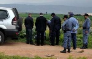 سيارة تحمل صفائح مزورة تكسر قدمي جمركيين  ويفر صاحبها إلى وجهة مجهولة وإليكم التفاصيل