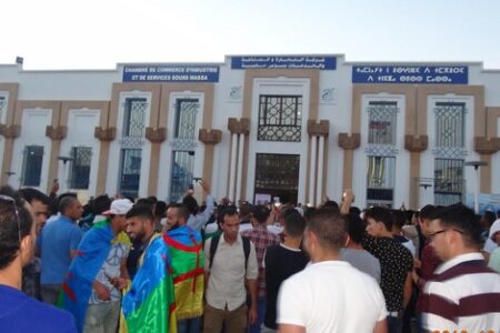 مسيرة إحتجاجية بأكادير بعد مقتل بائع السمك للمطالبة بمعاقبة المسؤولين المتسببين في الحادث مسيرة إحتجاجية بأكادير بعد مقتل بائع السمك للمطالبة بمعاقبة المسؤولين المتسببين في الحادث