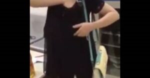 لحظة تفتيش فتاة وإخراج المسروقات من أسفل ملابسها