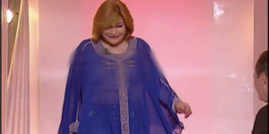 بالفيديو:ظهور فنانة معروفة عارية في برنامج تلفزيوني يثير ضجة كبيرة