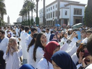 الطلبة الأطباء يخوضون إضرابا وطنيا ويهددون بالنزول إلى الشارع