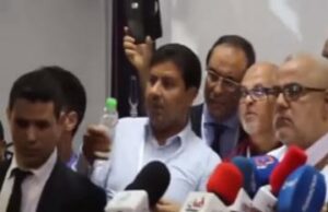 شخص يضرب بنكيران بقنينة خلال الندوة الصحفية