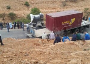 بالصور:انقلاب شاحنة توقف حركة السير بين تزنيت وكلميم