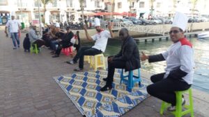 بالصور:عمال مطعم لوكي بمارينا أكادير،يخوضون إضرابا مفتوحا بعد طردهم من العمل وهضم حقوقهم المشروعة من قبل الإدارة