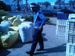 بالصور:حقائق مثيرة يكشف عنها سائق الشاحنة المحملة بالملابس المهربة بمدخل تارودانت والتي فاقت قيمتها 4 أطنان