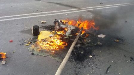 عااجل وخطير:غاضبون بسيدي بيبي يقتحمون مقر الجماعة والقيادة ويحرقون دراجات أعوان السلطة أمام مقر القيادة