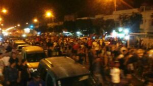 بالصور:احتجاجات ساكنة أكادير لازالت مستمرة بالبطوار للتنديد ب”طحن” بائع السمك داخل شاحنة تدوير النفايات