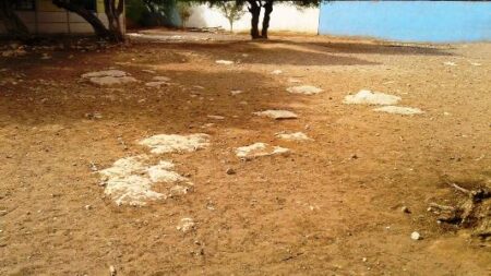 عيب وعار :ملعب بمؤسسة تعليمية بهذا الشكل بأيت ملول(الصورة)