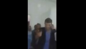 مواطنون يحاصرون طبيبا بعدما رفض معالجة طفلتين في حالة خطيرة