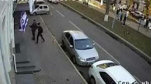 شاهد ما فعل شاب أوكراني عند رؤية علم إسرائيل