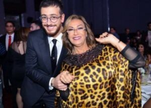 من تكون الفتاة التي أوقعت ب”المعلم” في فرنسا، ووالدته تسقط طريحة الفراش وأبوه يطير الى باريس