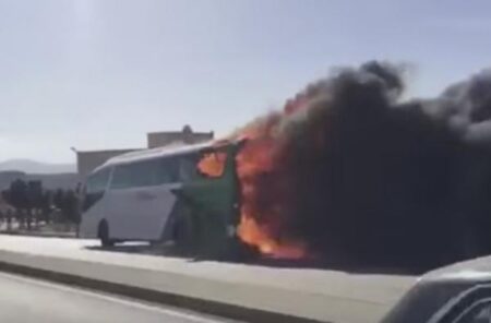 سياح ينجون من الموت إثر إندلاع حريق مهول بالحافلة التي تقلهم