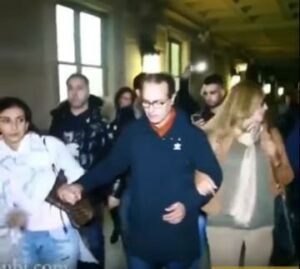 والد سعد لمجرد الفنان في حالة انهيار بعد خروجه من المحكمة بفرنسا