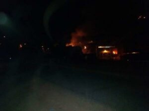 عااجل: النيران تلتهم معملا للكهرباء، وحالة استنفار و تعزيزات أمنية مشددة بعد الحادث