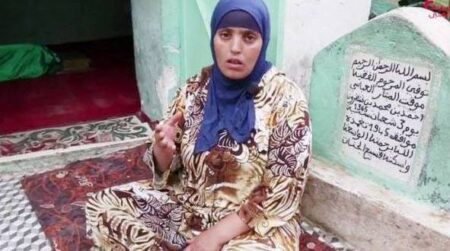 حكاية السيدة التي تسكن في مقبرة رفقة أربعة من أبنائها منذ 7 سنوات بباب تاغزوت