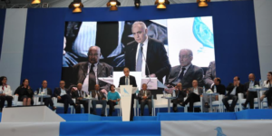 عااجل:انهيار مفاجىء لمنصمة مؤتمر الأحرار، وسط هلع شديد في صفوف المؤتمرين