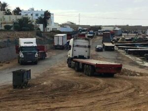 بالصور: فوضى عارمة تتسبب في عرقلة السير قرب ميناء بأكادير الجديد