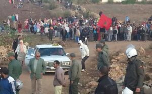 سائق بين الحياة و الموت خلال انتفاضة ضحايا هدم البنايات العشوائية التي تم تشييدها إبان الحملة الانتخابية